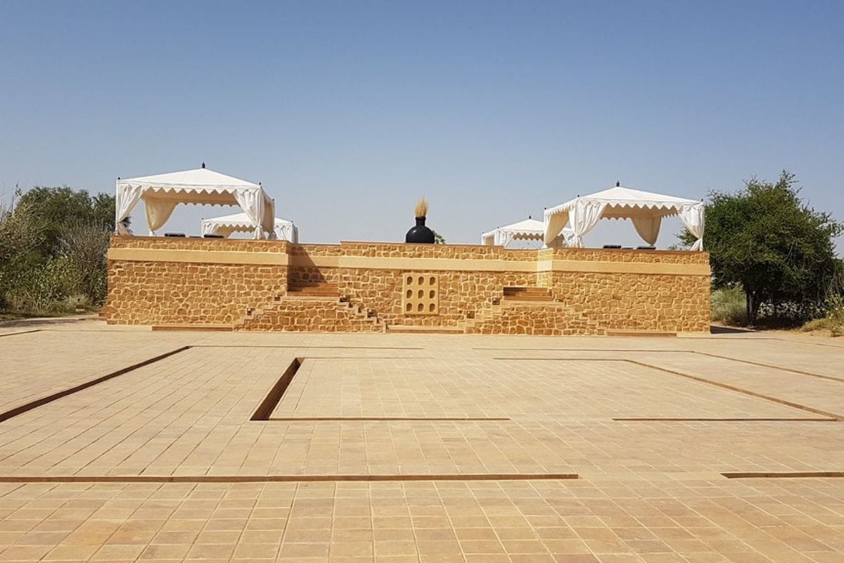 Luxury desert camp SUJÁN The Serai in Jaisalmer with tented suites and firelit evening ambiance