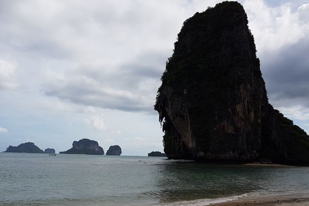 “Dramatic limestone cliffs and turquoise waters in Krabi, Thailand — pristine beaches, serene seascapes, and curated tropical luxury, TripsWithSam Thailand itinerary.”